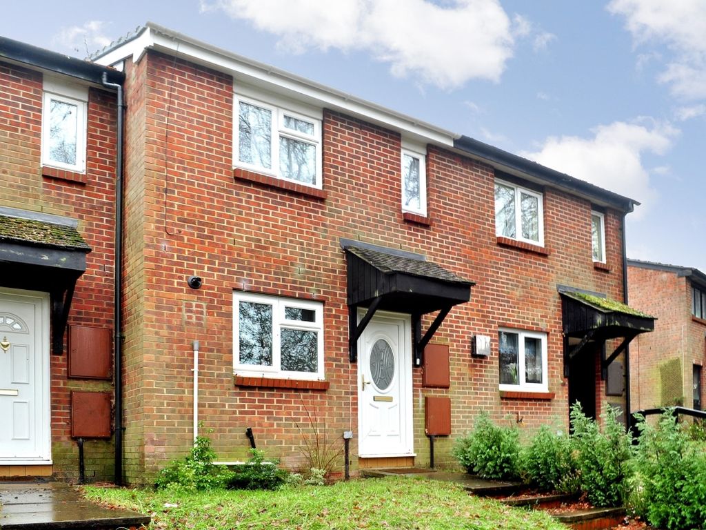 1 bed terraced house to rent in Walk, Crawley RH11, £1,000