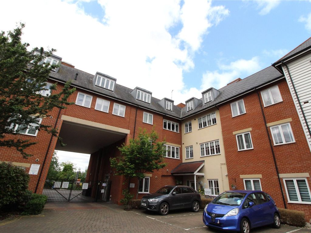 2 bed flat to rent in The Meads, Ongar Road CM15, £1,295 pcm Zoopla