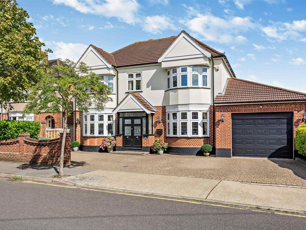 5 bed detached house for sale in Rosslyn Avenue, Harold Wood, Romford