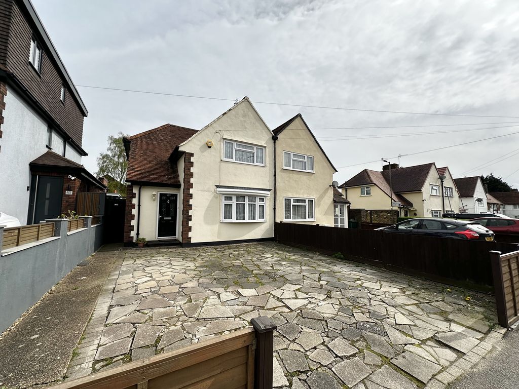 2 bed terraced house for sale in Chesterfield Road, EN5, £