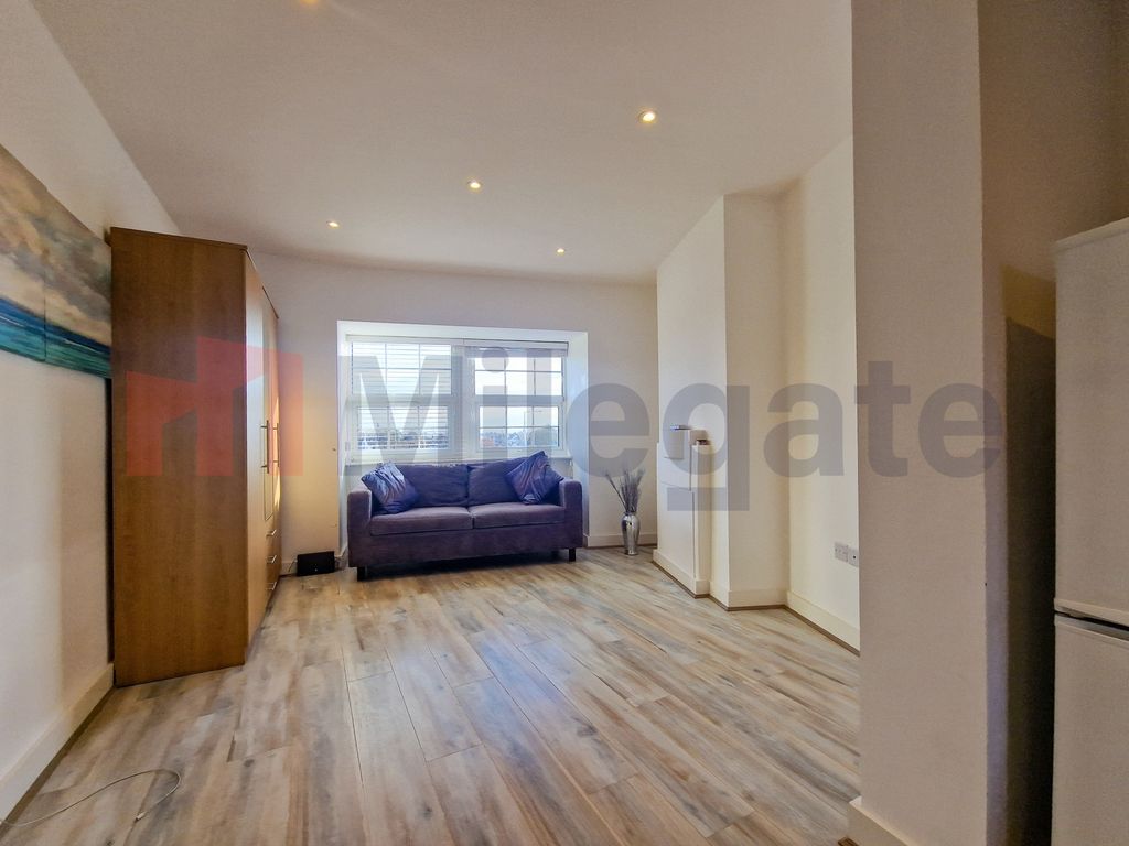 1 bed flat to rent in Uxbridge Road, Uxbridge UB10, £1,300 pcm Zoopla