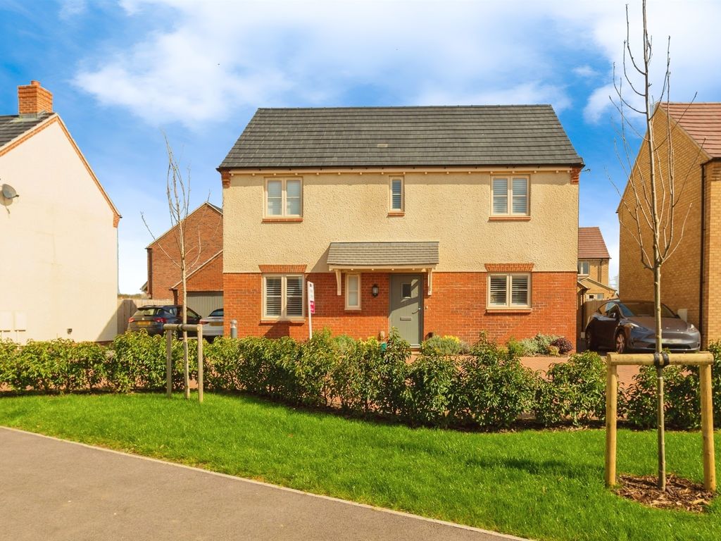 4 bed detached house for sale in Seddon Gardens, Leighton Buzzard LU7