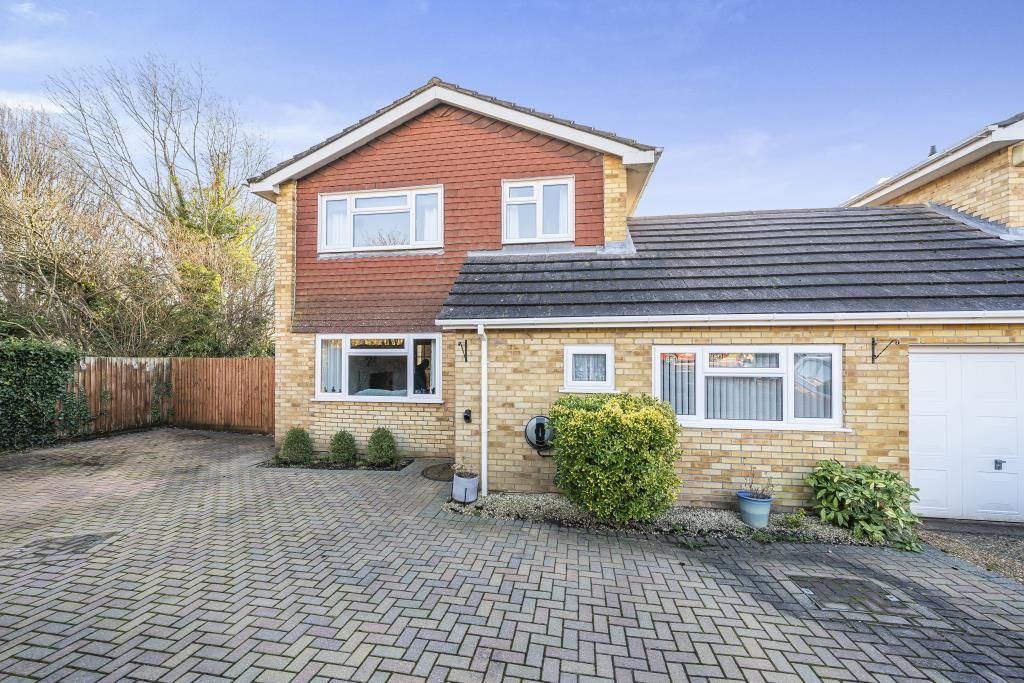 4 bed linkdetached house for sale in Kempshott, Basingstoke RG22, £