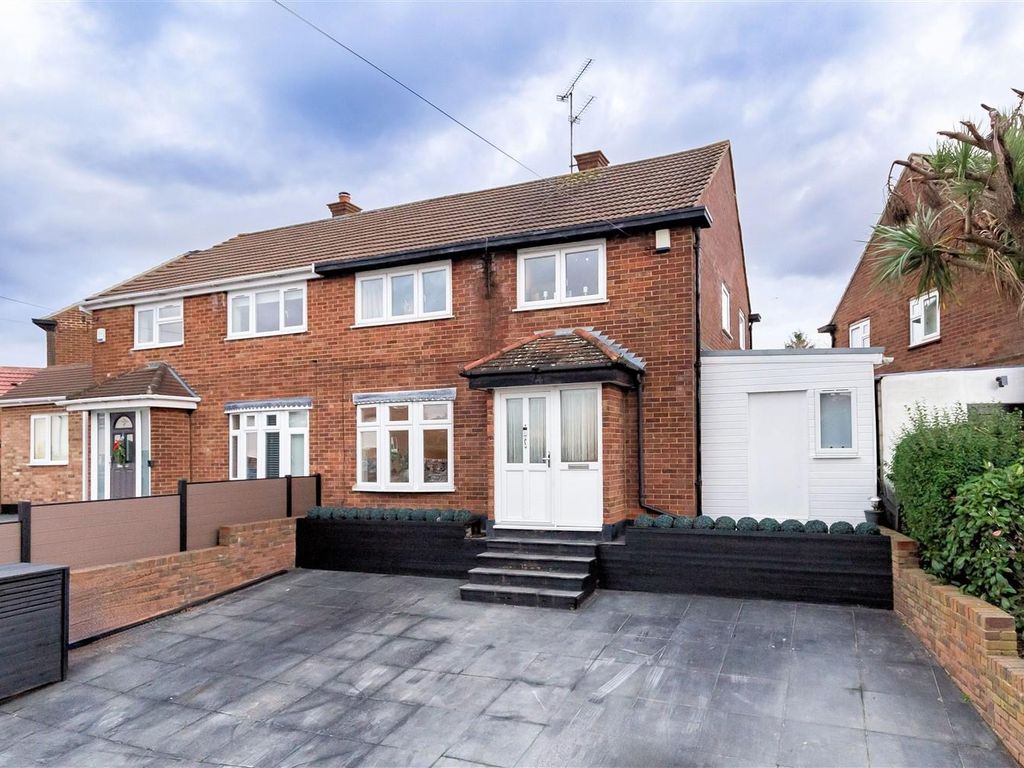 3 bed semidetached house for sale in Beaconfield Road, Epping CM16, £