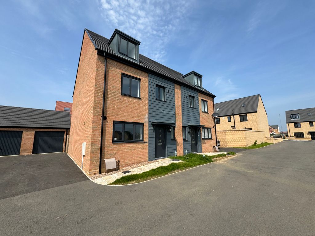 4 bed property to rent in Thornton Avenue, Barton Seagrave, Barton