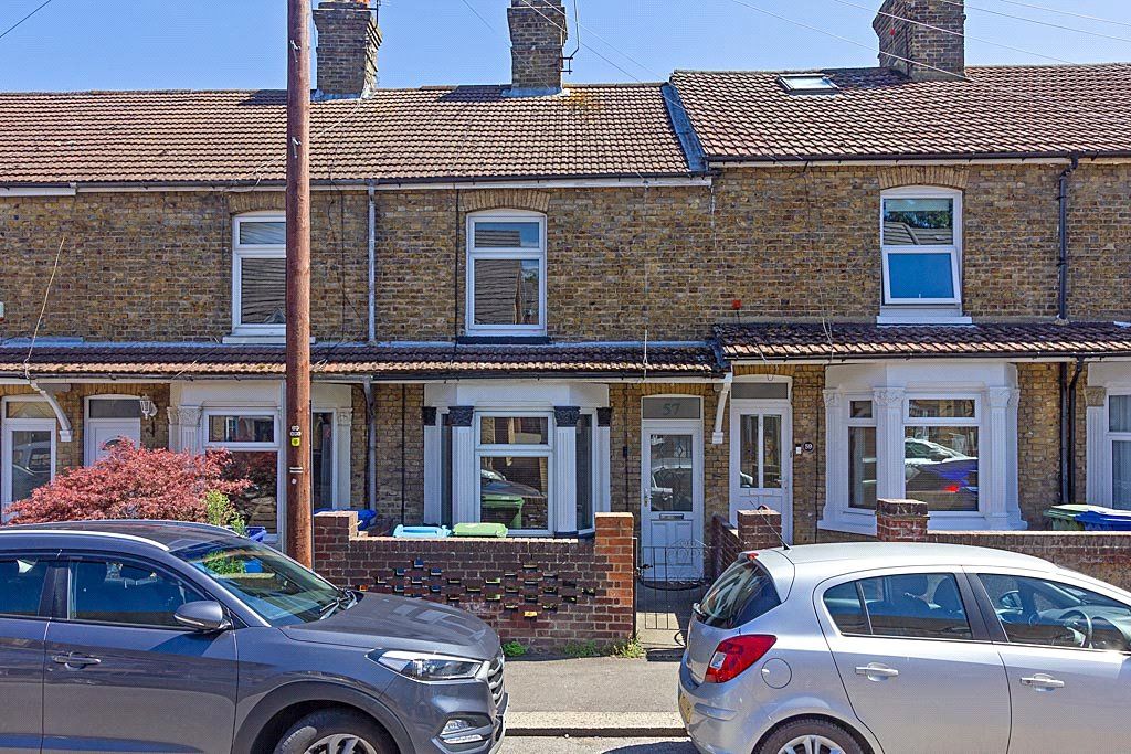 3 bed terraced house to rent in Burley Road, Sittingbourne, Kent ME10