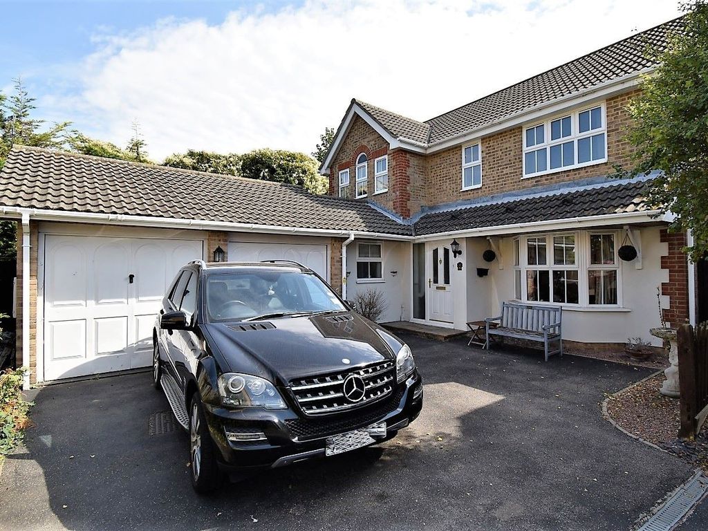 Friston Way, Rochester ME1  
