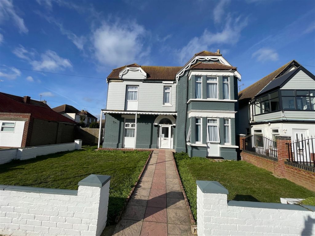 Room to rent in Church Road, ClactonOnSea CO15, £600 pcm Zoopla