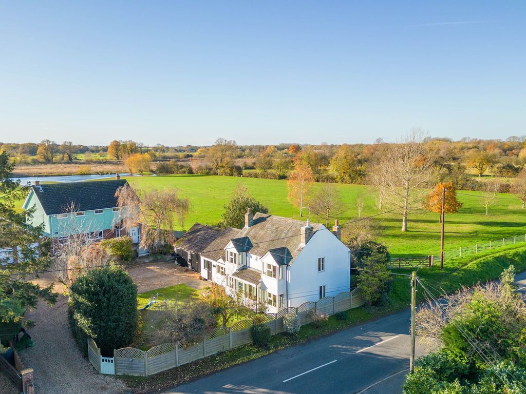 3 bed detached house for sale in Huntingdon Road, Wyton, Cambridgeshire