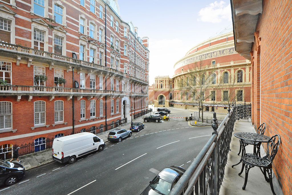 3 bed flat to rent in Albert Hall Mansions, Kensington Gore, London SW7