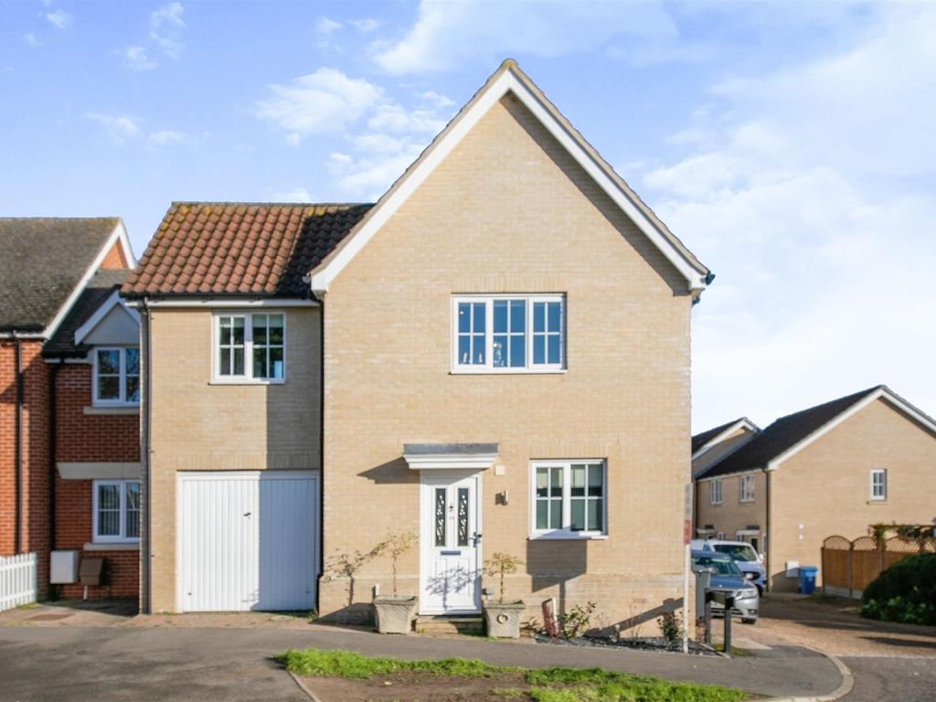 3 bed linkdetached house for sale in Crownfield Road, Glemsford