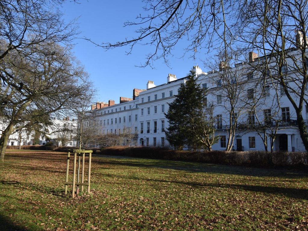 Room to rent in 34 Clarendon Square, Leamington Spa, Warwickshire CV32