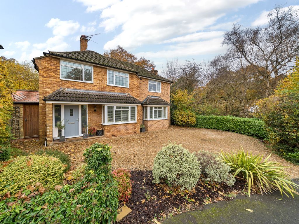 4 bed detached house for sale in Beacon Close, Wrecclesham, Farnham