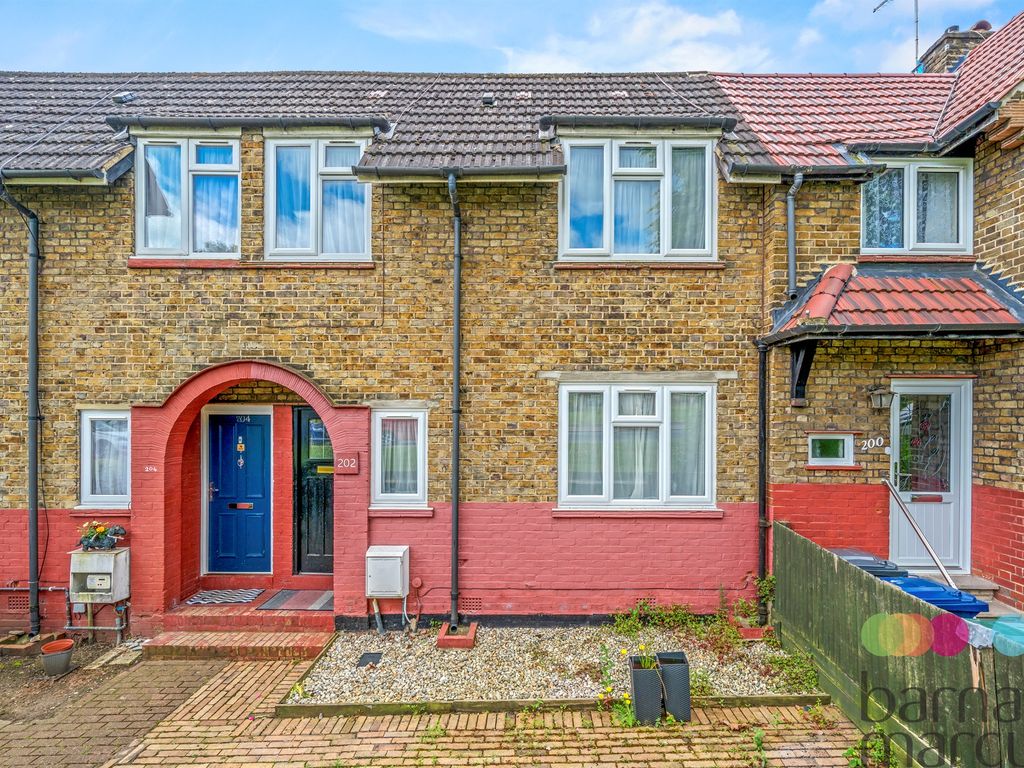 2 bed terraced house for sale in Woodhouse Road, London N12, £575,000