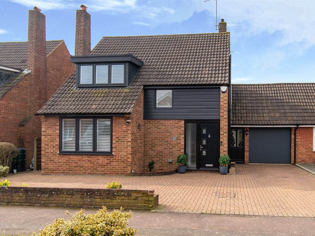4 bed link detached house for sale in Carisbrooke Road, Chiswell Green
