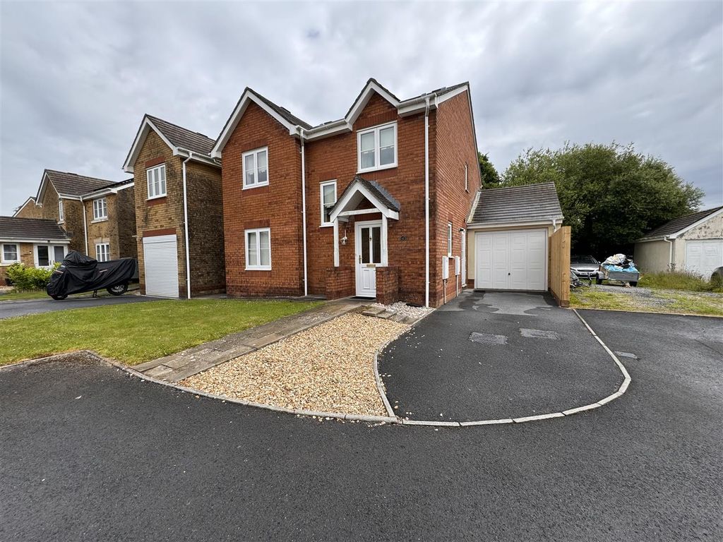 4 bed detached house for sale in Bryn Dreinog, Capel Hendre, Ammanford