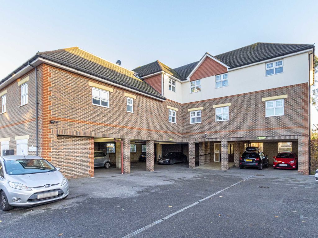 2 bed flat to rent in Batavia Road, SunburyOnThames TW16, £1,695 pcm