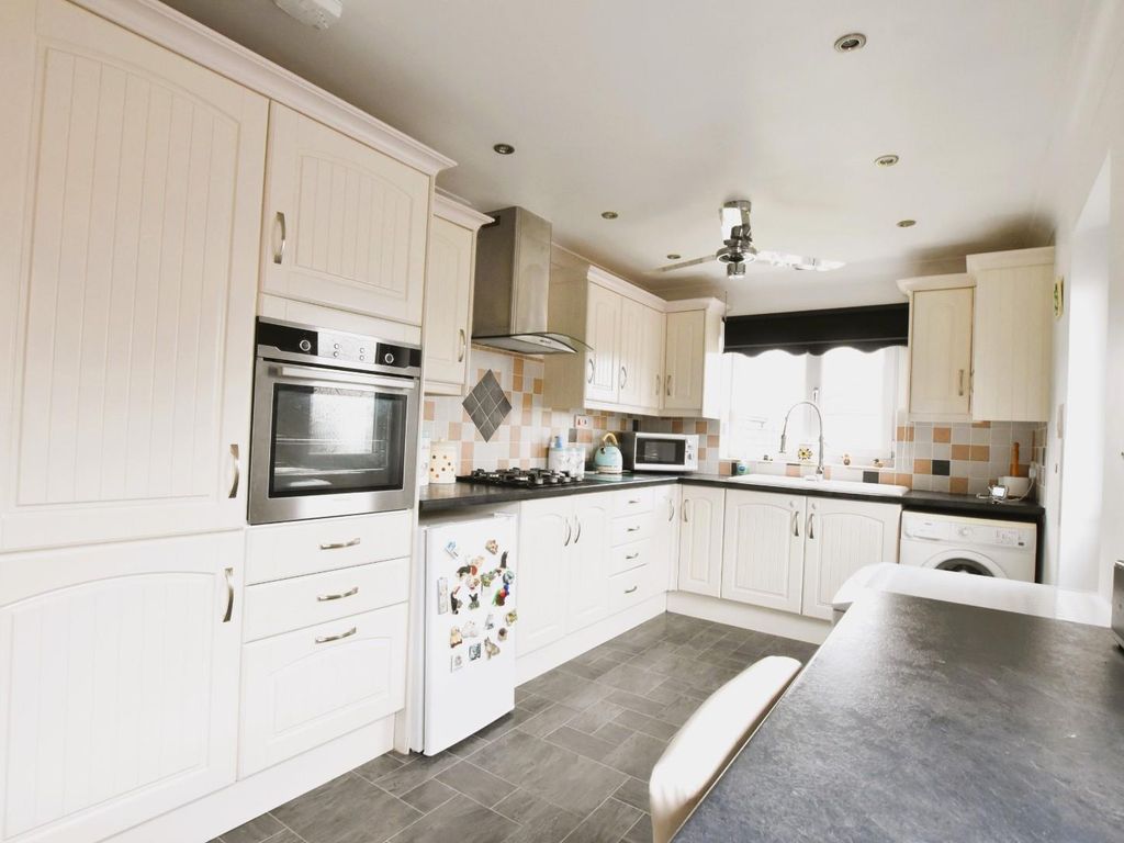 3 bed detached bungalow for sale in The Meadows, Burringham, Scunthorpe