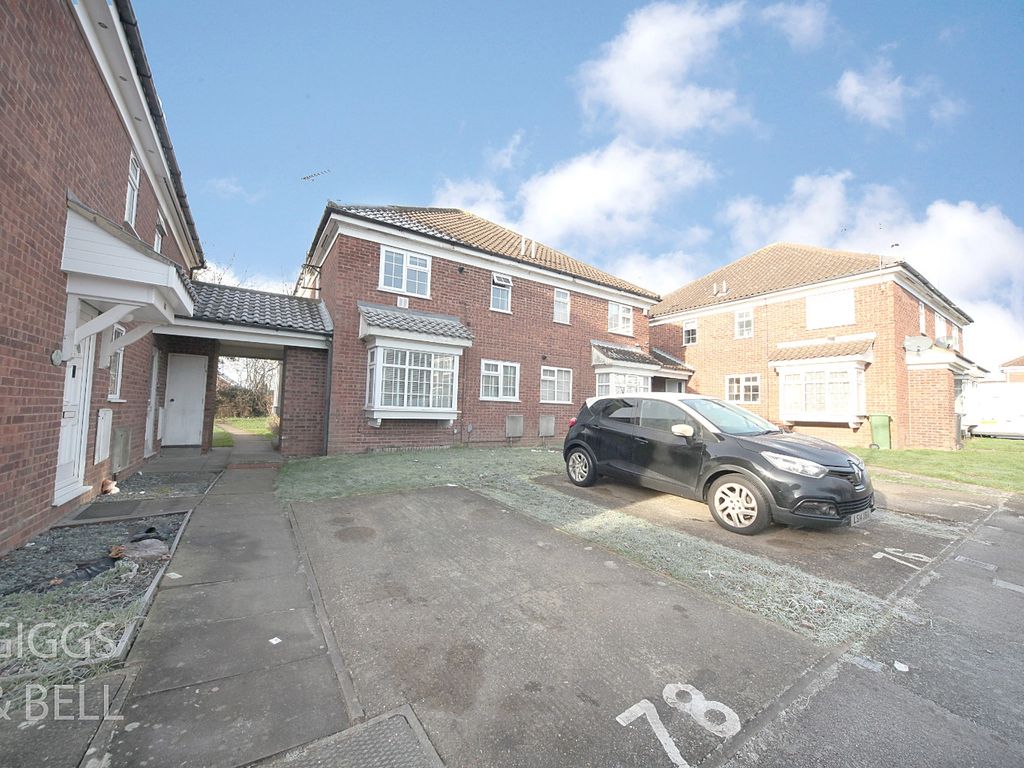 1 bed terraced house for sale in Milverton Green, Luton, Bedfordshire