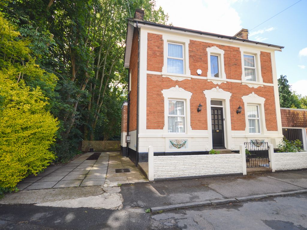 2 bed detached house for sale in Albert Road, Addlestone KT15 Zoopla
