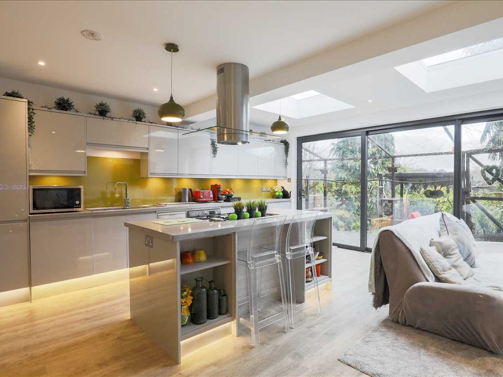 3 bed end terrace house for sale in Portnalls Close, Chipstead