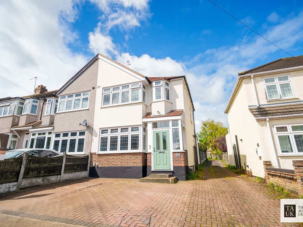 3 bed semidetached house for sale in Bartlow Gardens, Romford RM5, £
