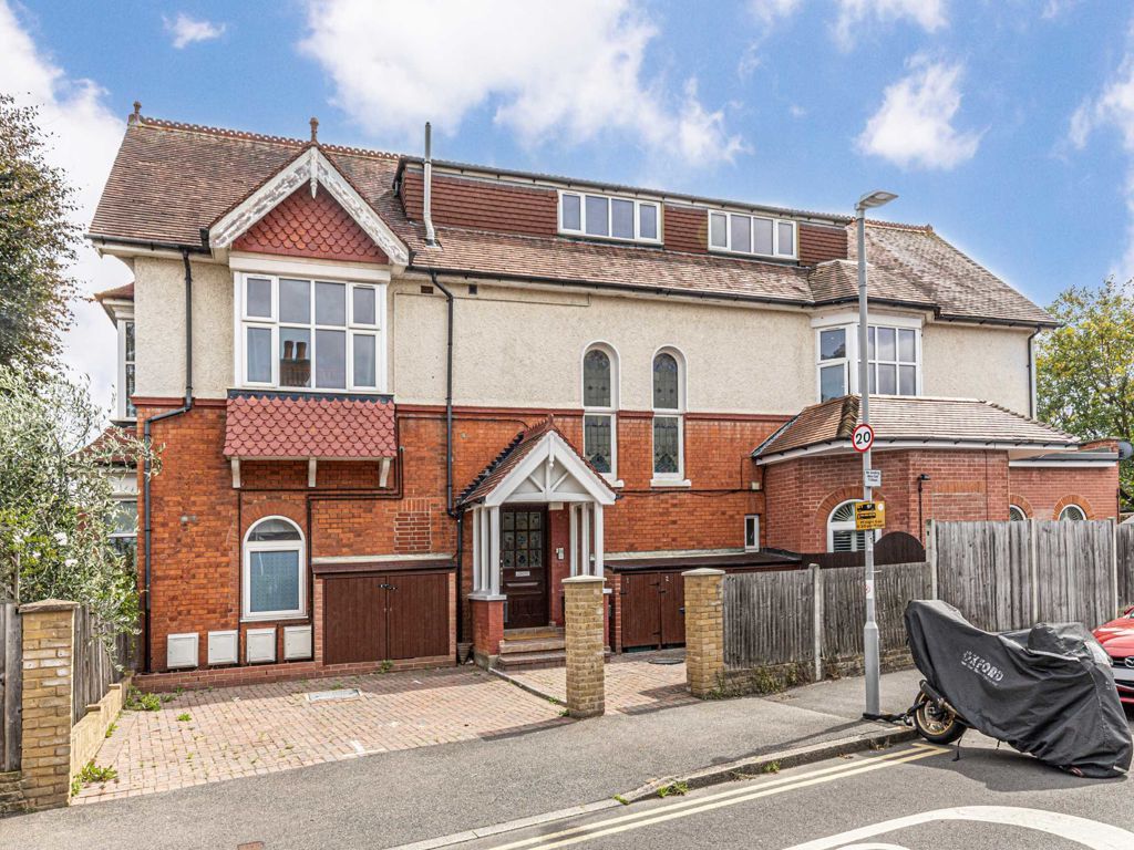 2 bed flat for sale in Egmont Road, Tolworth, Surbiton KT6, £549,950