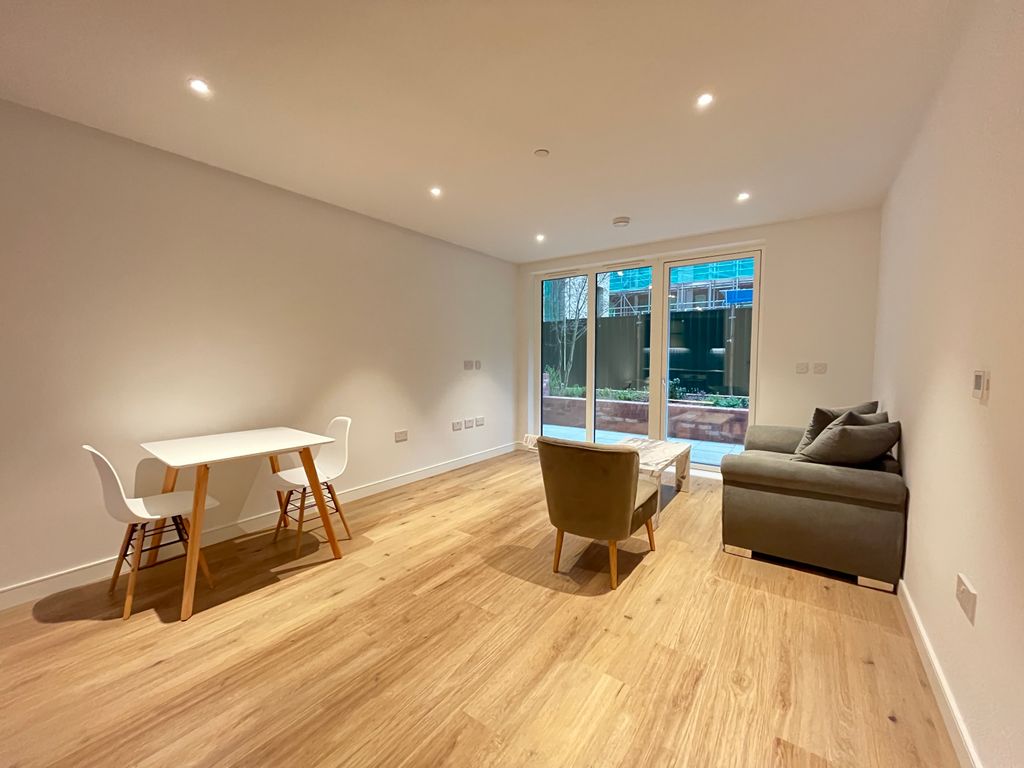 1 bed flat to rent in Cedrus Avenue, Southall UB1, £1,600 pcm Zoopla