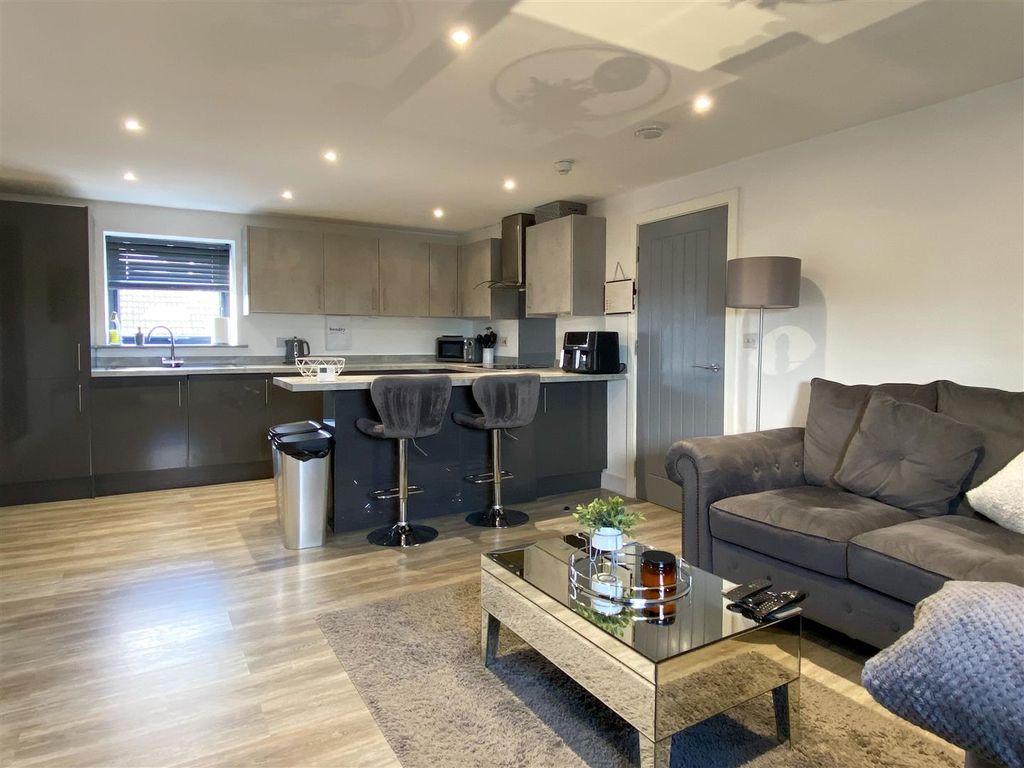 2 bed flat for sale in Englands Lane, Gorleston, Great Yarmouth NR31, £125,000 Zoopla