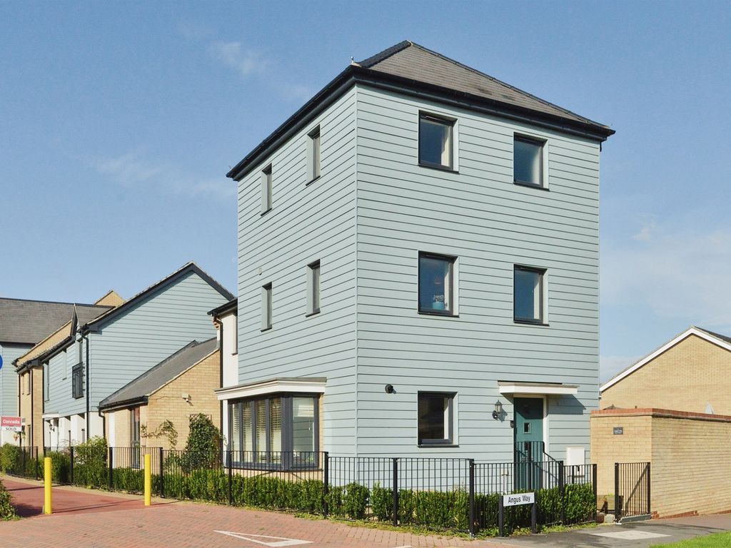 3 bed town house for sale in Angus Way, Whitehouse, Milton Keynes MK8