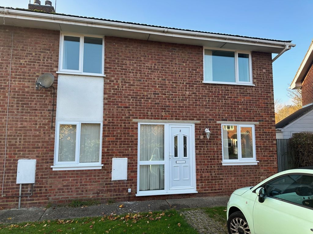 3 bed semidetached house to rent in Westbury Close, Newport Pagnell
