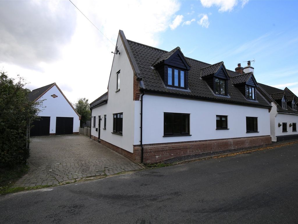 3 bed detached house to rent in The Street, Morton On The Hill, Norwich