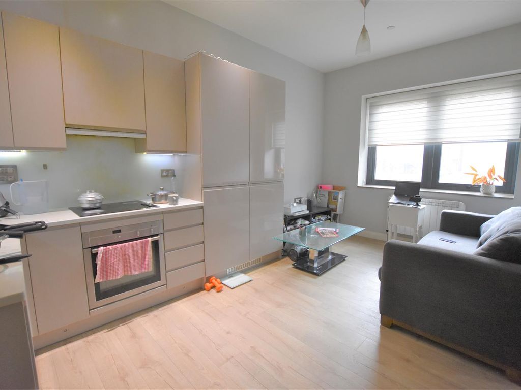 1 bed flat to rent in Broadway Parade, Station Road, West Drayton UB7