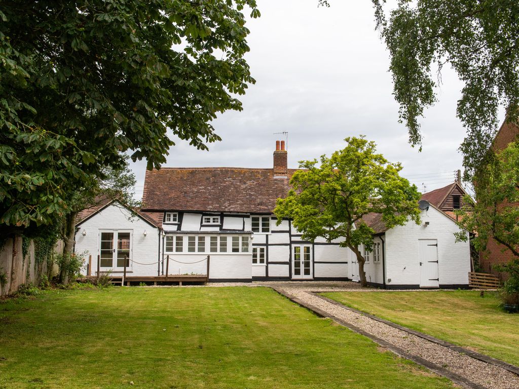 3 bed linkdetached house for sale in Church Street, Wyre Piddle