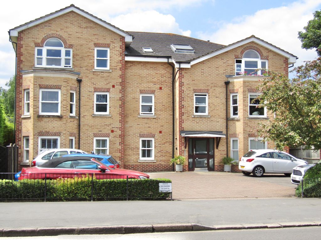 2 bed flat to rent in Green Street, SunburyOnThames TW16, £1,795 pcm