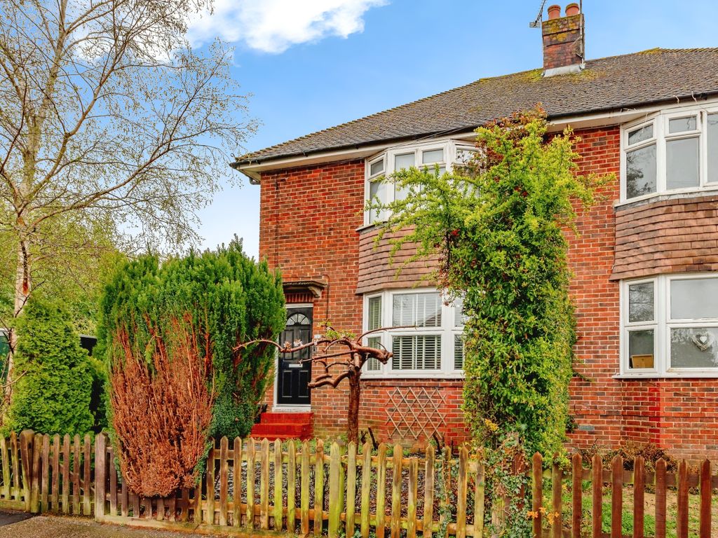 3 bed semidetached house for sale in Orchard Road, Horsham RH13, £