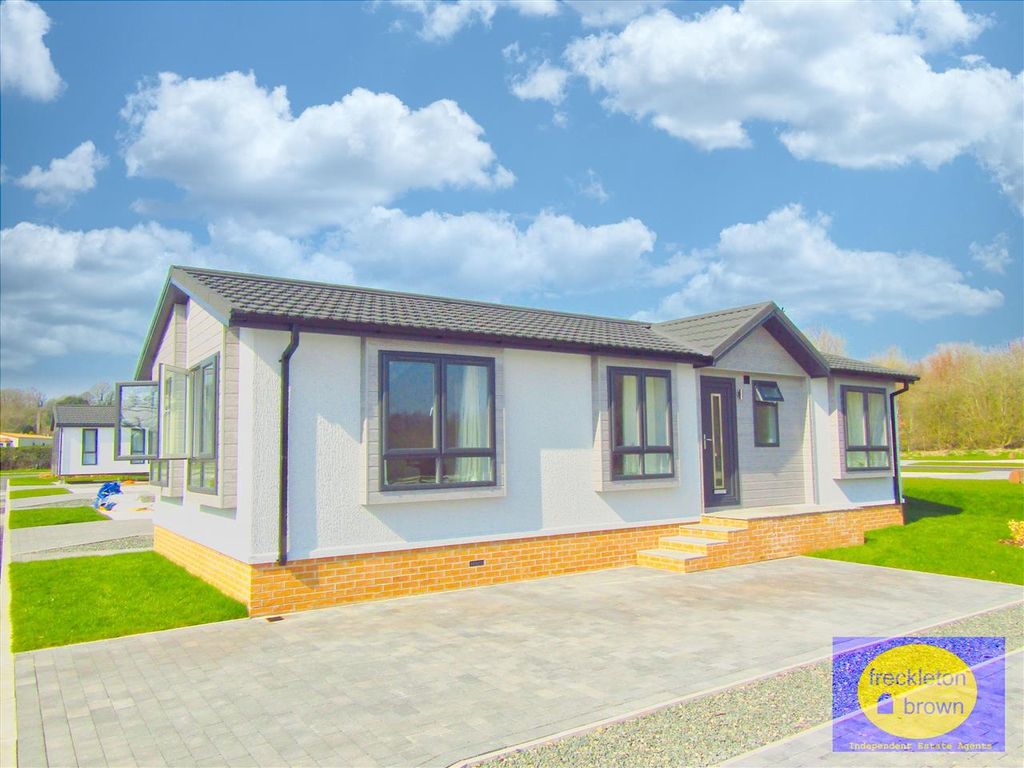 2 bed detached bungalow for sale in Mickley Lane, Stretton, Alfreton