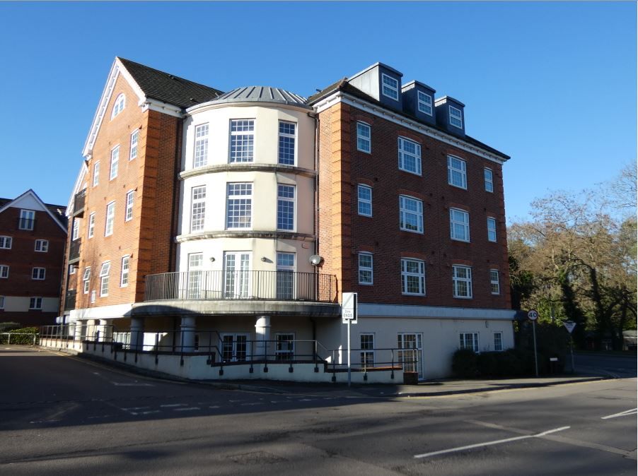 2 bed flat to rent in London Road, Camberley GU15, £1,400 pcm Zoopla