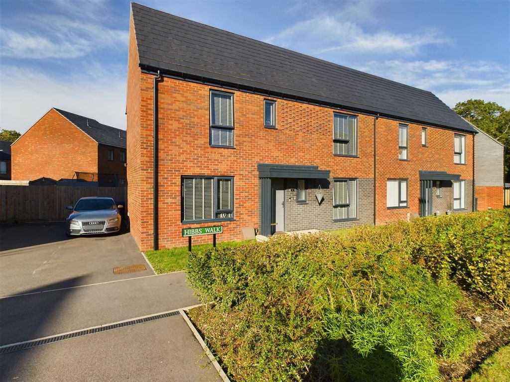 3 bed semidetached house for sale in Hibbs Walk, Pease Pottage