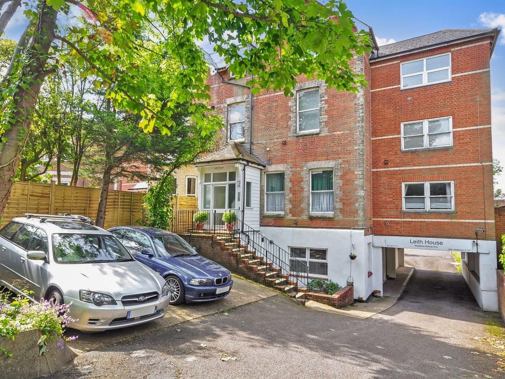 1 bed flat to rent in Station Road, Leatherhead KT22, £1,200 pcm Zoopla