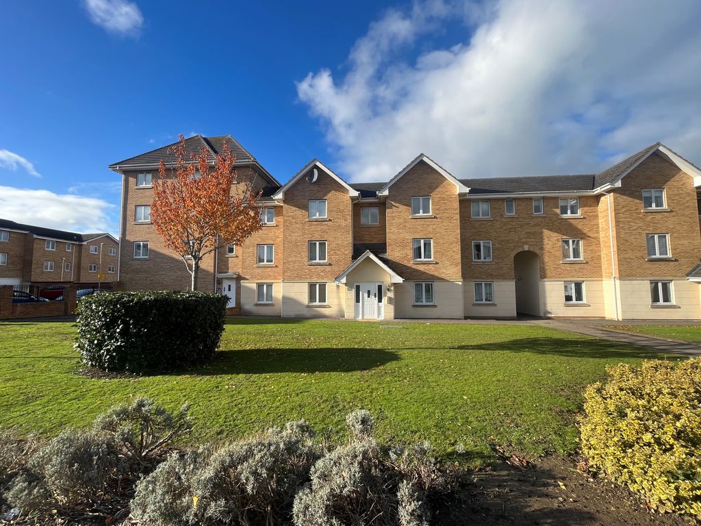 2 bed penthouse for sale in Lloyd Close, Cheltenham GL51, £160,000 Zoopla