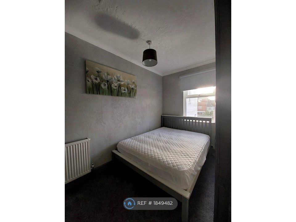 Room to rent in Commercial Road, Grantham NG31, £563 pcm Zoopla