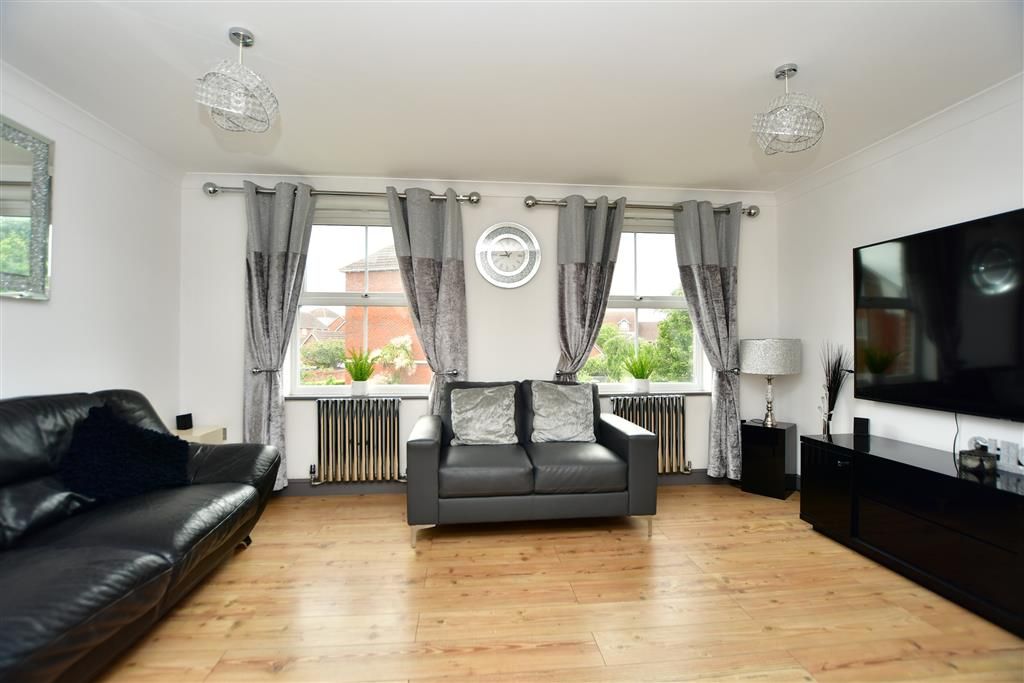 3 bed semidetached house for sale in Emerald Crescent, Sittingbourne