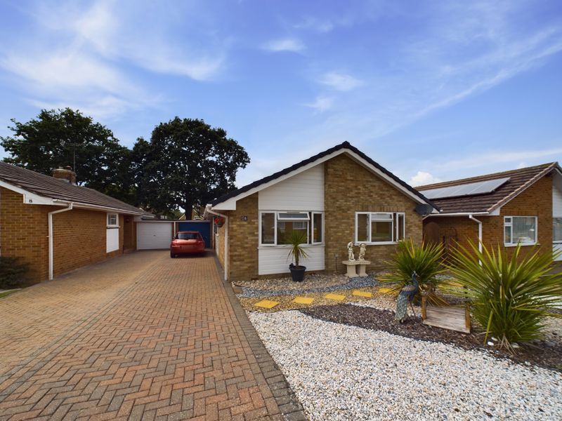 3 bed detached bungalow for sale in Bracken Close, Crawley RH10, £