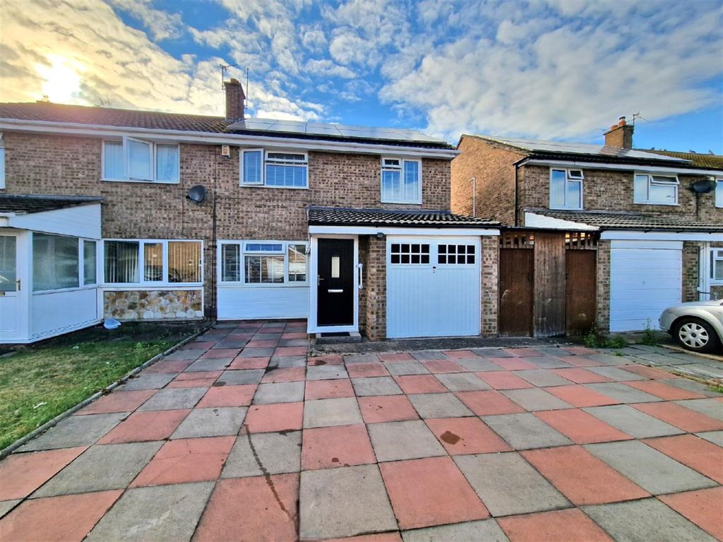 3 bed semidetached house to rent in Locke Avenue, Rushey Mead