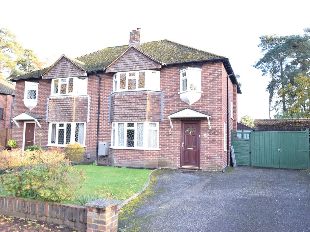3 bed semidetached house for sale in Greenways, Fleet, Hampshire GU52