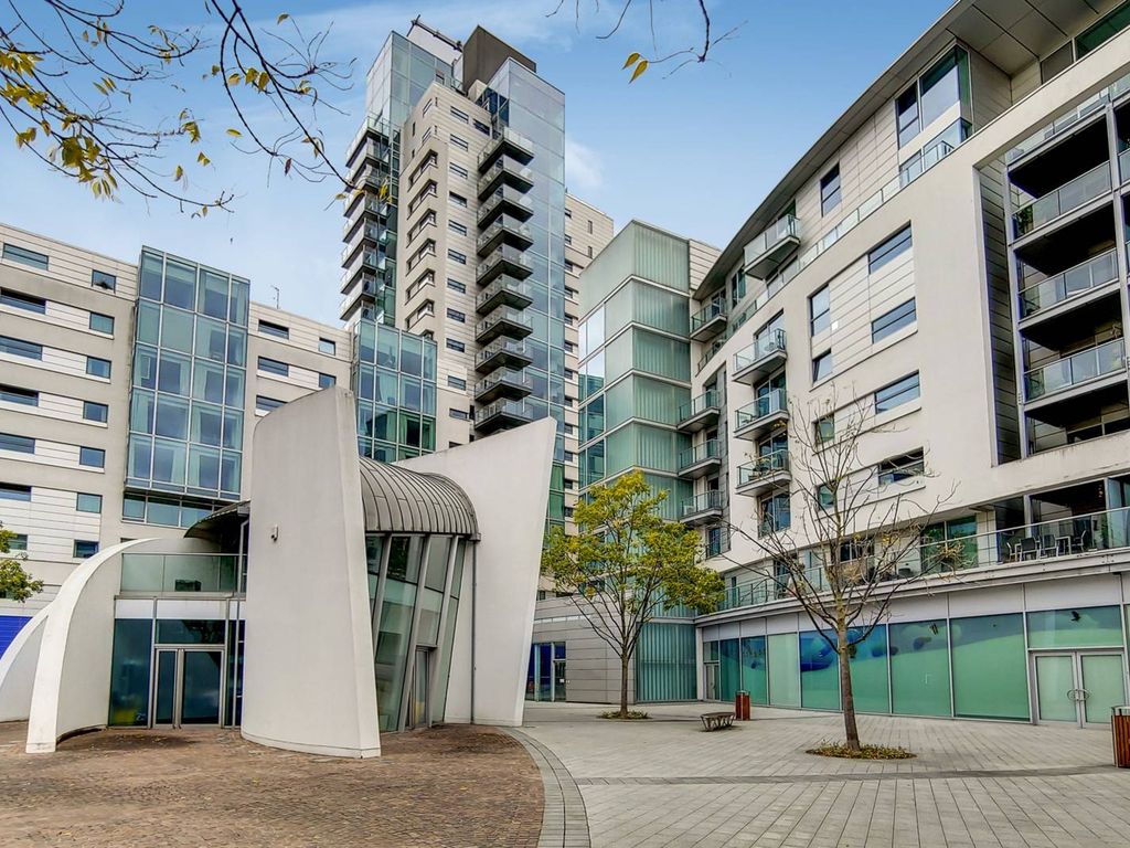 2 bed flat to rent in Empire Square, Borough, London SE1, £3,000 pcm