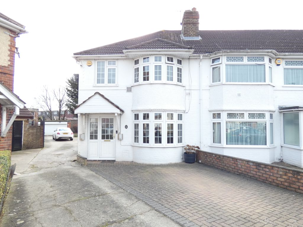 3 bed semidetached house for sale in Meadowbank Gardens, Hounslow TW5