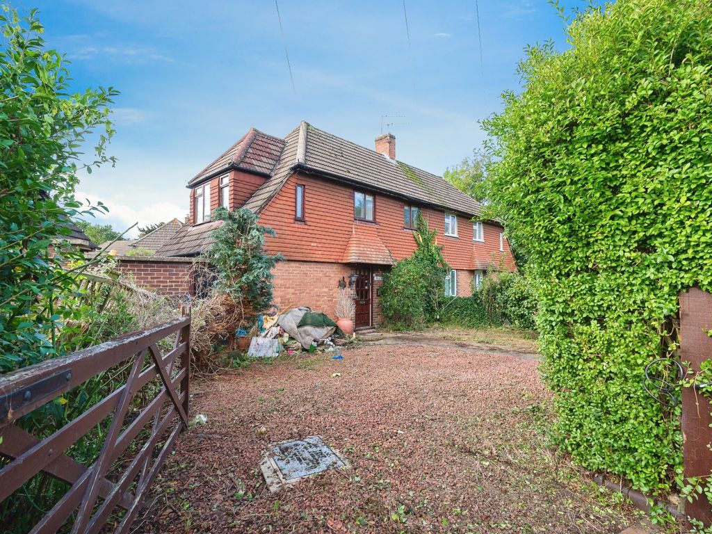 2 bed semidetached house for sale in Shamrock Close, Fetcham