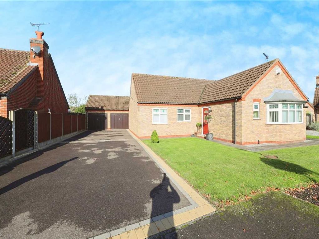 3 bed bungalow for sale in Philip Court, North Hykeham, Lincoln LN6, £